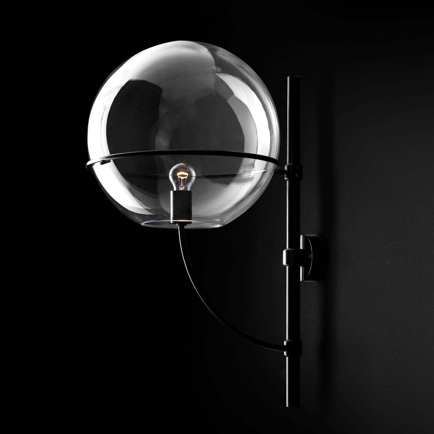 Lyndon Outdoor Wall Light in Black (Large).