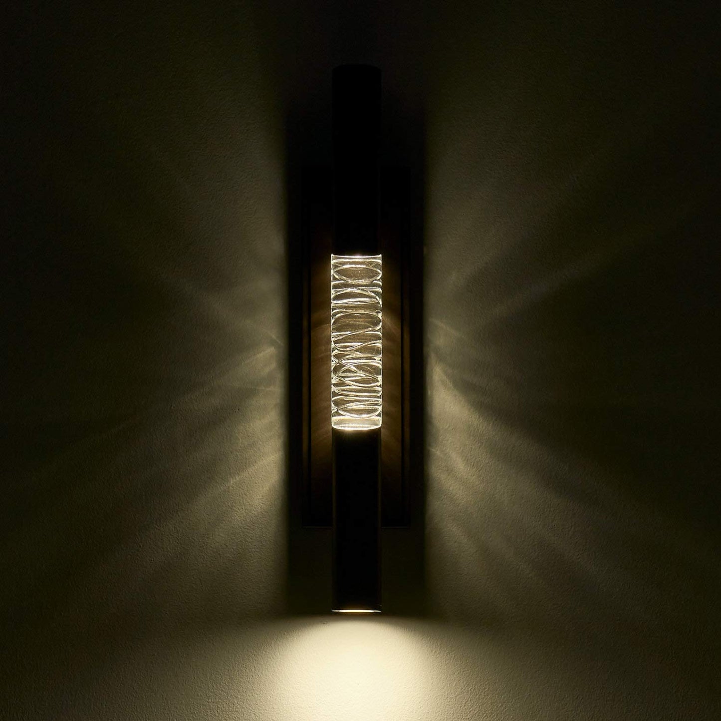 Retmo Outdoor LED Wall Light in Detail.