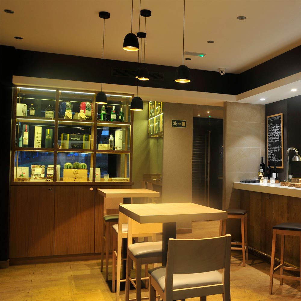 Speers S1 LED Pendant Light in restaurant.