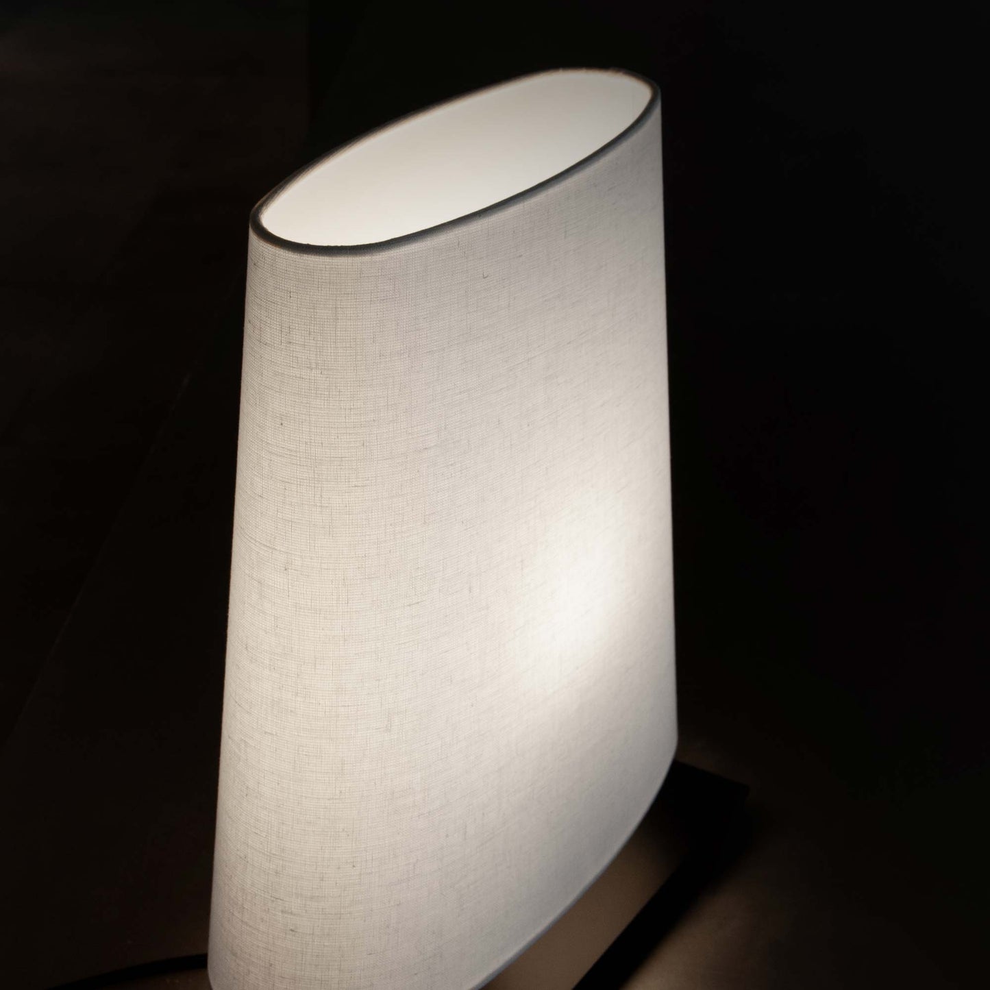 Ovale Table Lamp in Detail.