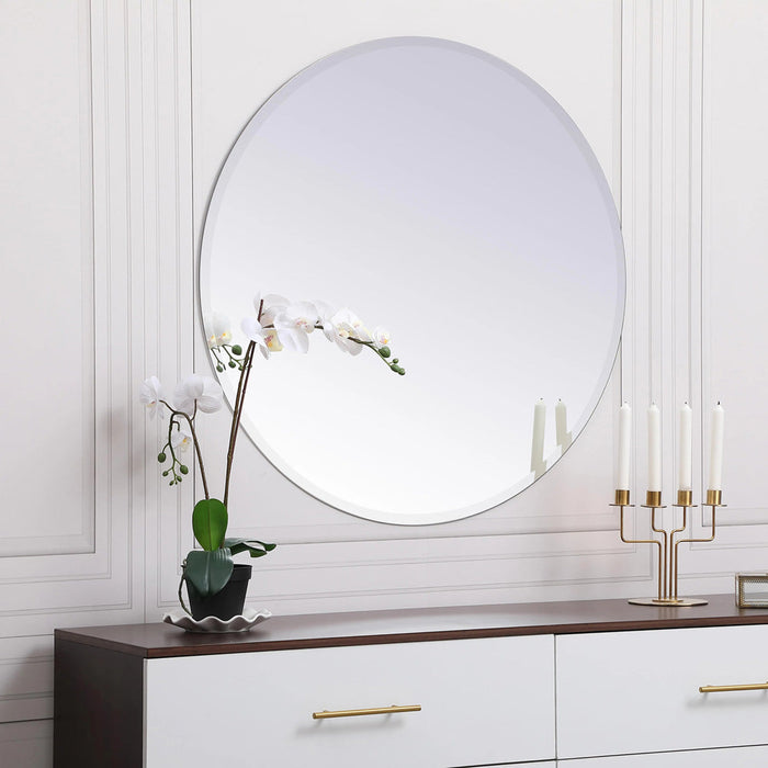 Elegant Round Mirror in Detail.