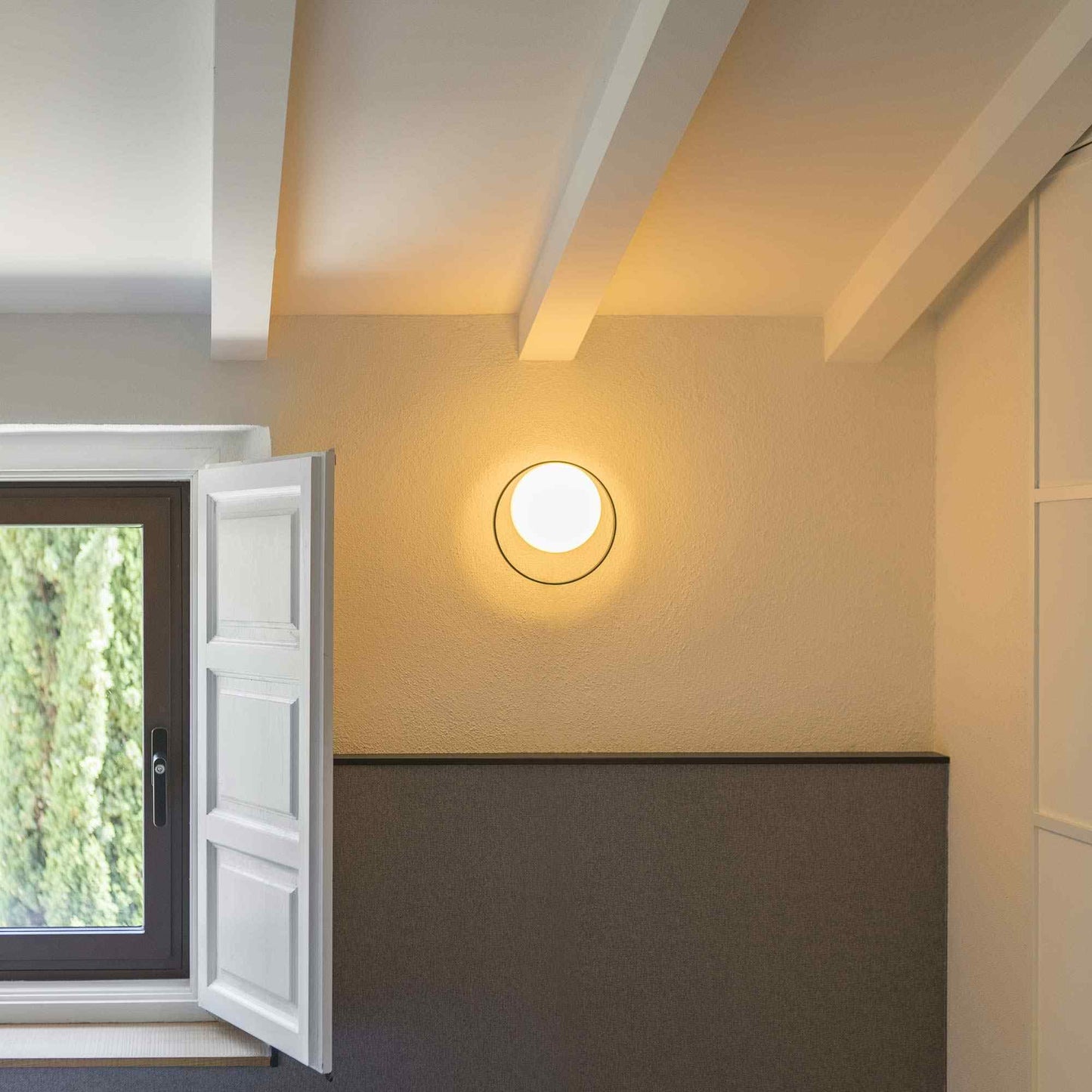 Circ 3722 LED Wall Light in Detail.