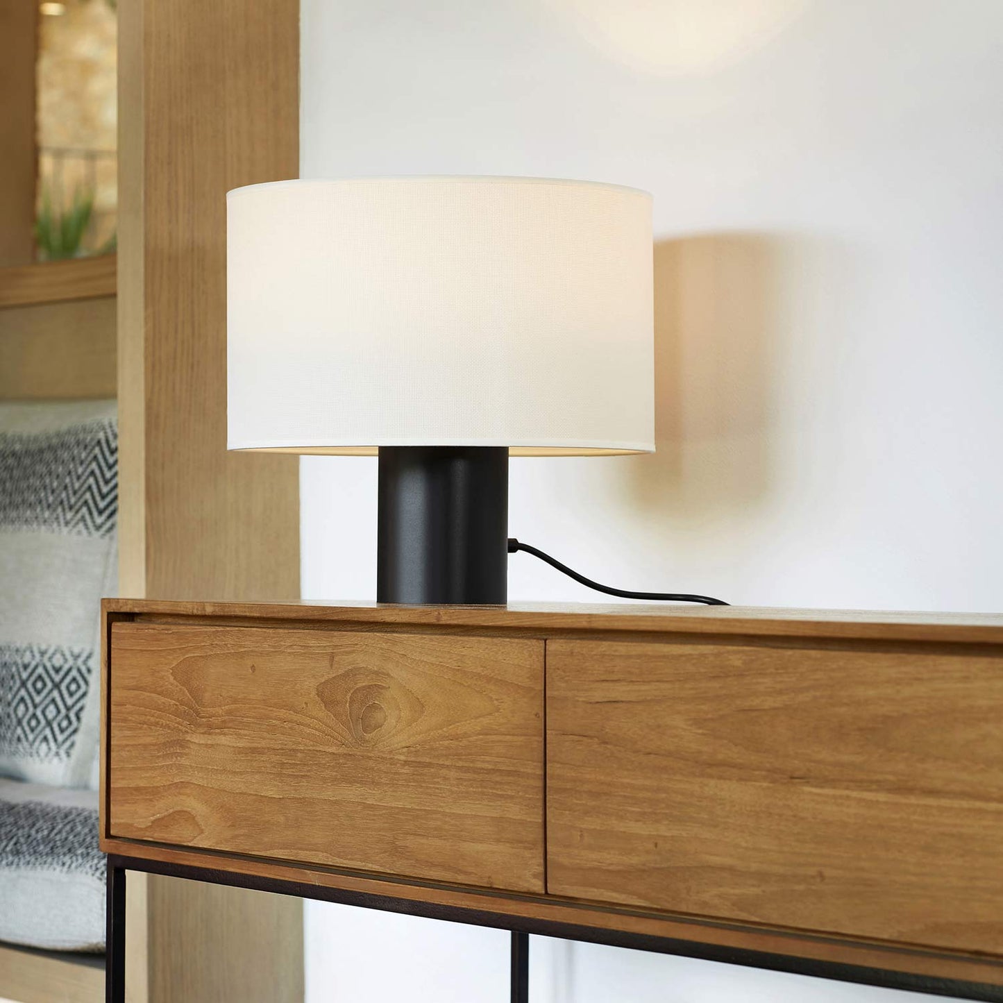 Cyls 3906P Table Lamp in Detail.
