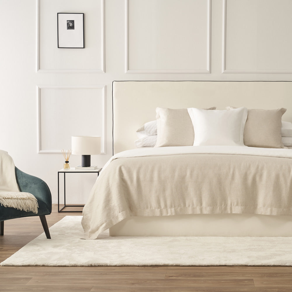 Cyls 3906P Table Lamp in bedroom.