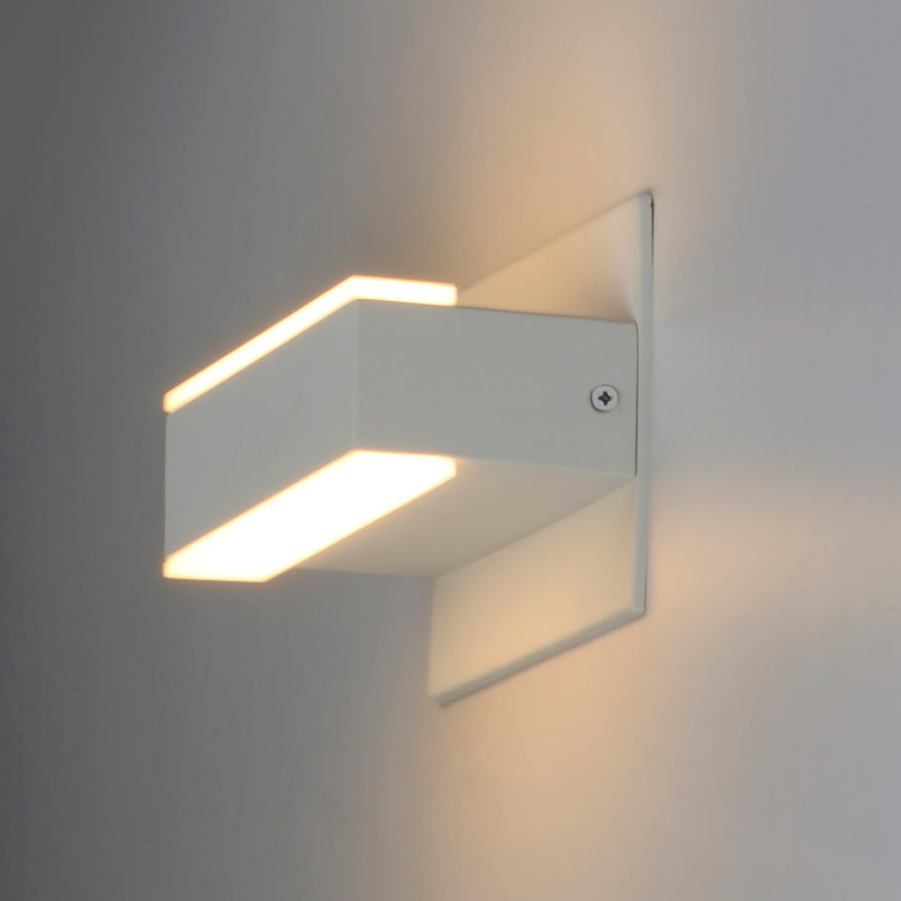 Omni LED Bath Vanity Light in Detail.