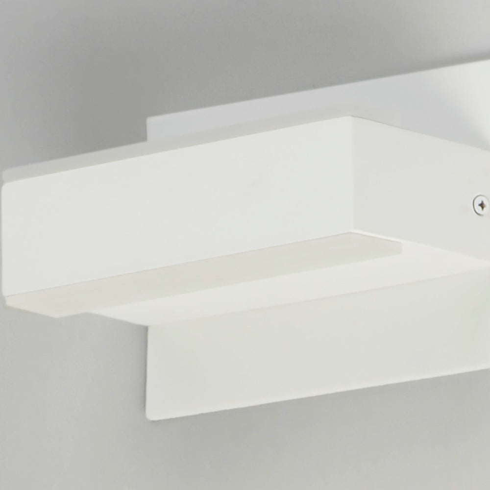 Omni LED Bath Vanity Light in Detail.