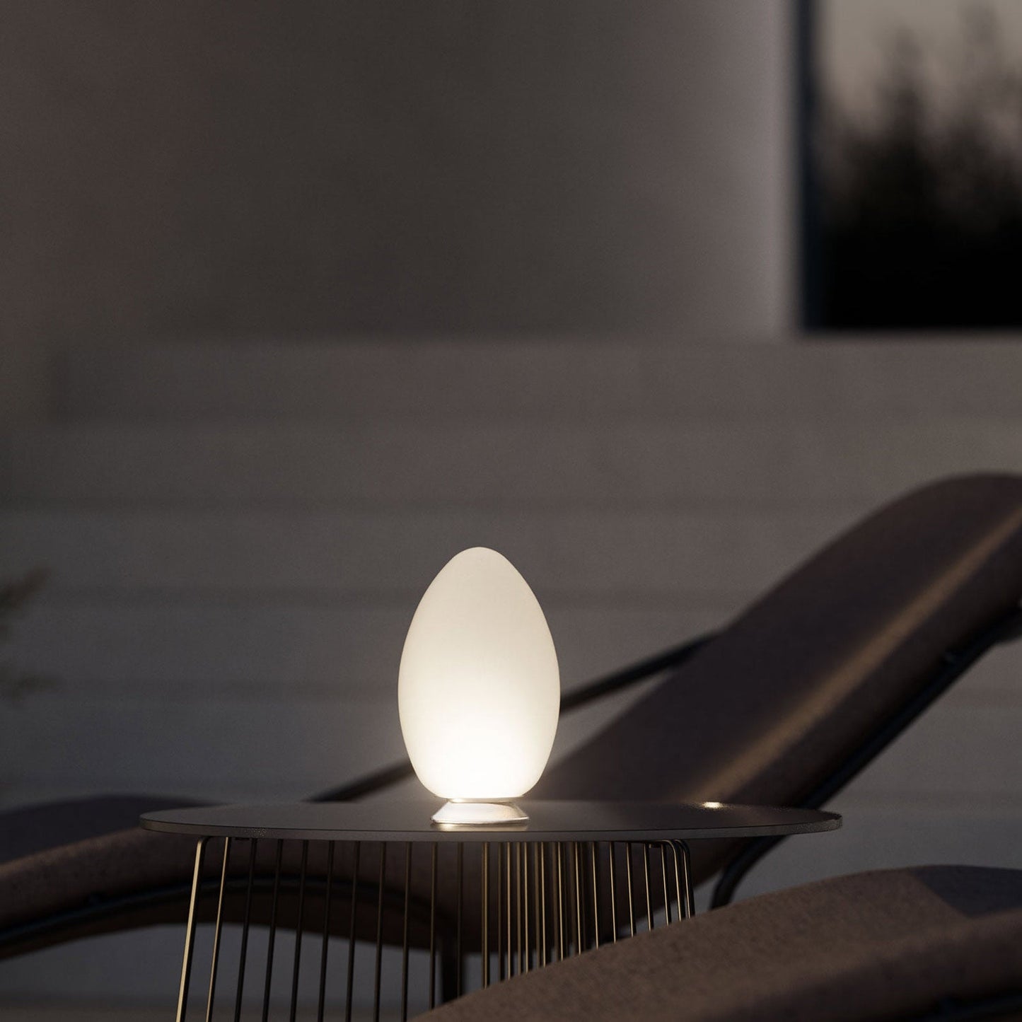 Uovo LED Rechargeable Table Lamp in Detail.