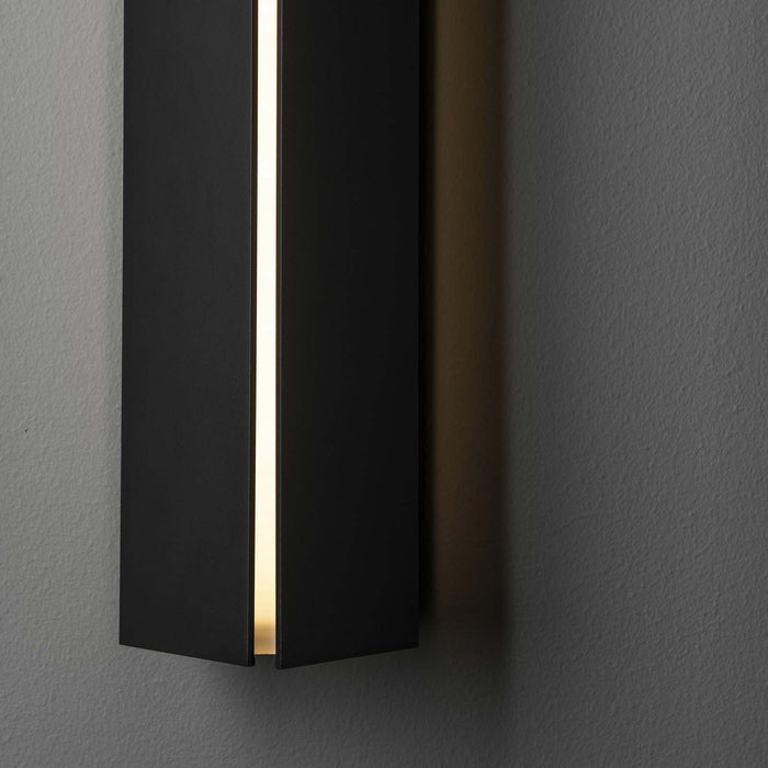 Gallery LED Wall Light in Detail.