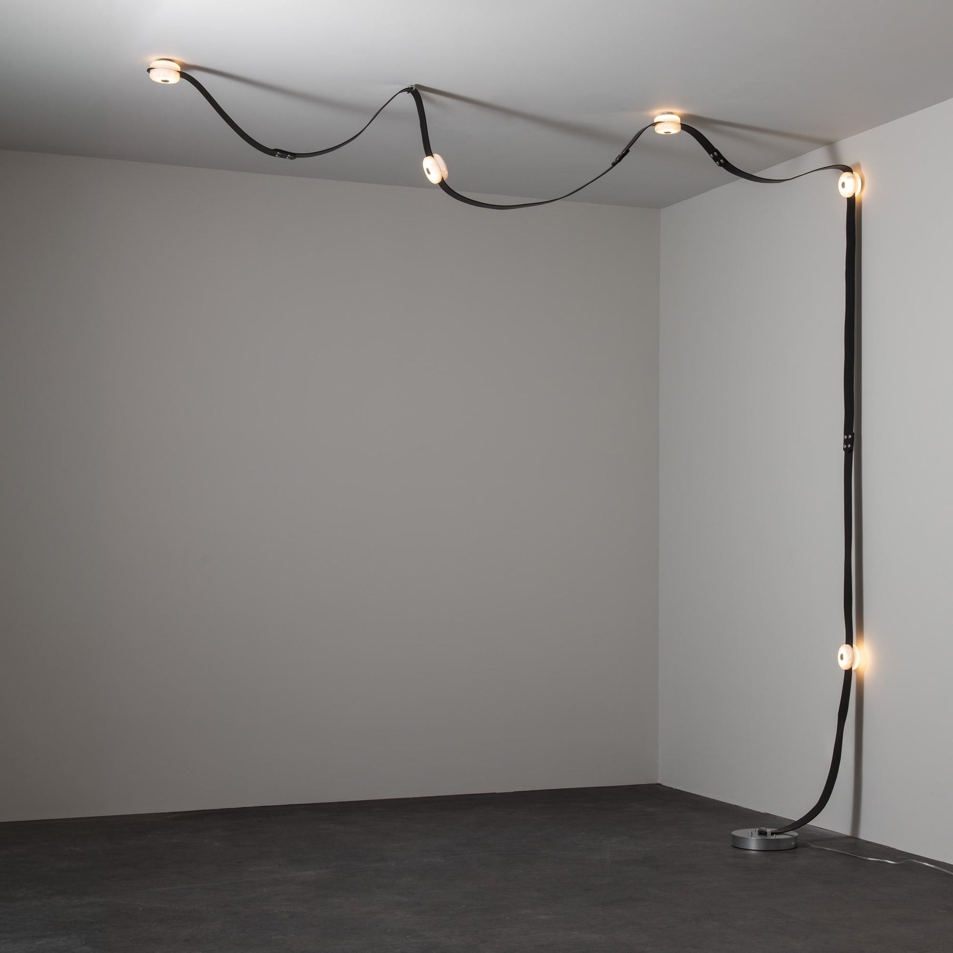 Snaps LED Floor Lamp in Detail.