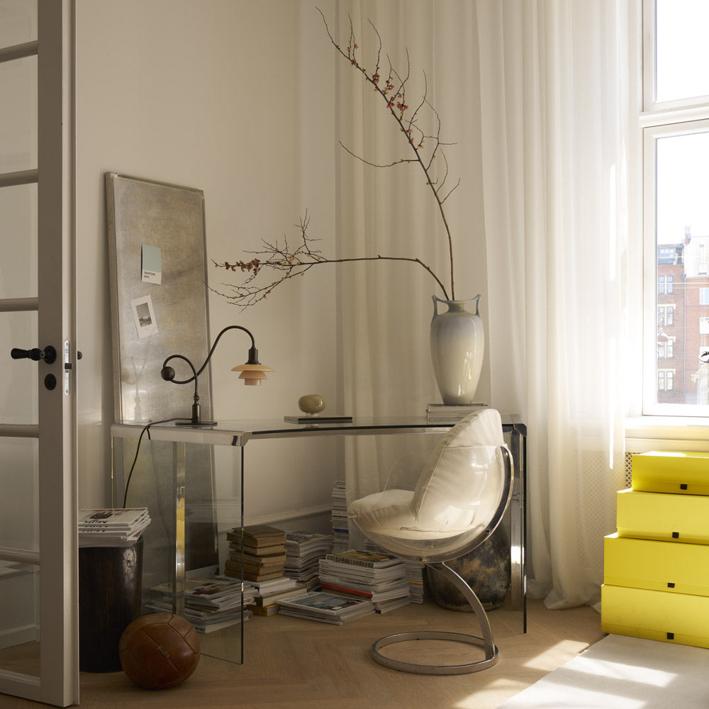 PH 1/1 Piano Table Lamp in living room.