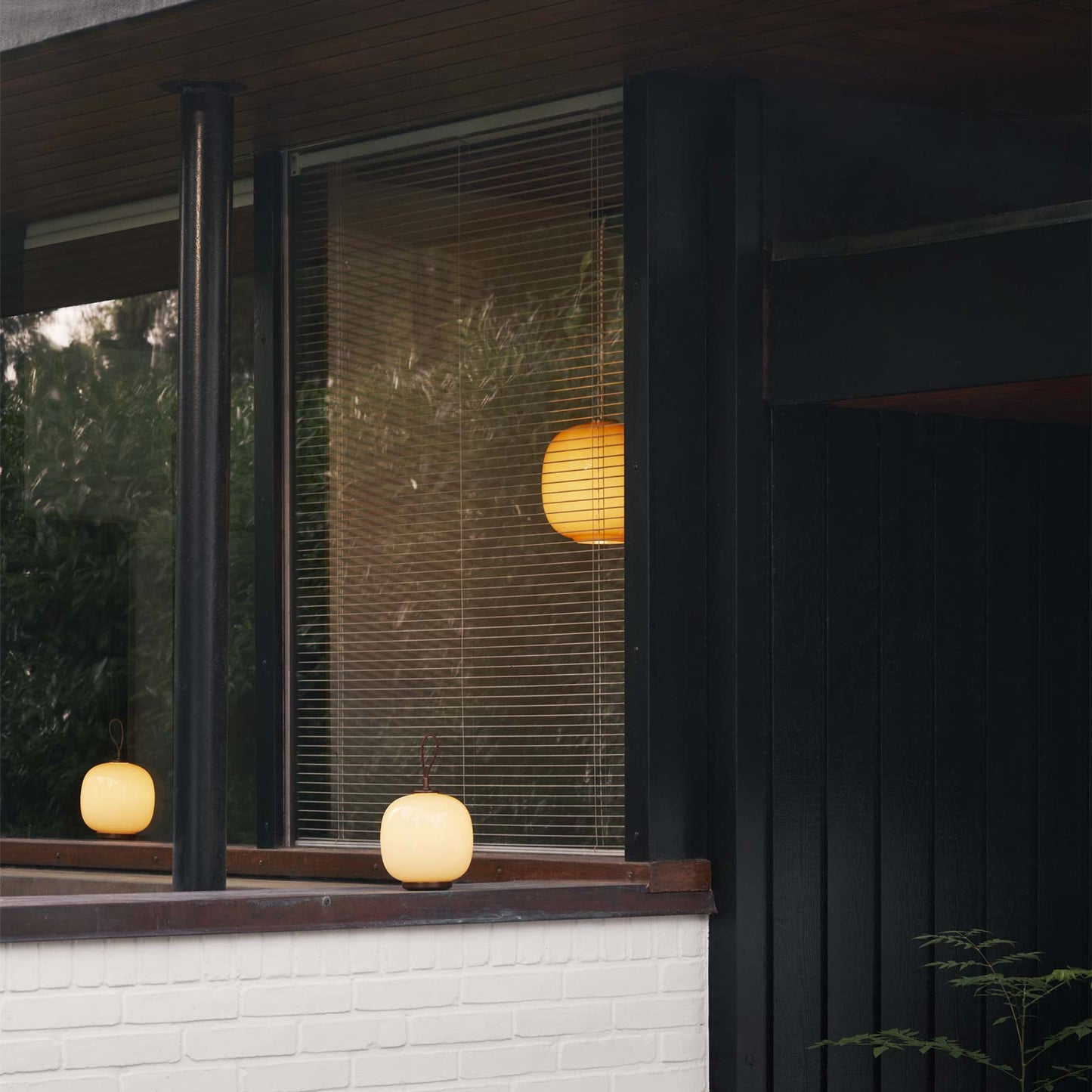 VL 45 Radiohus LED Table Lamp in porch.