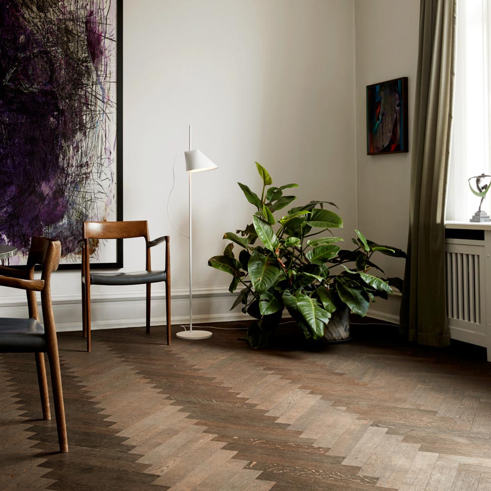 Yuh LED Floor Lamp in Living Room.