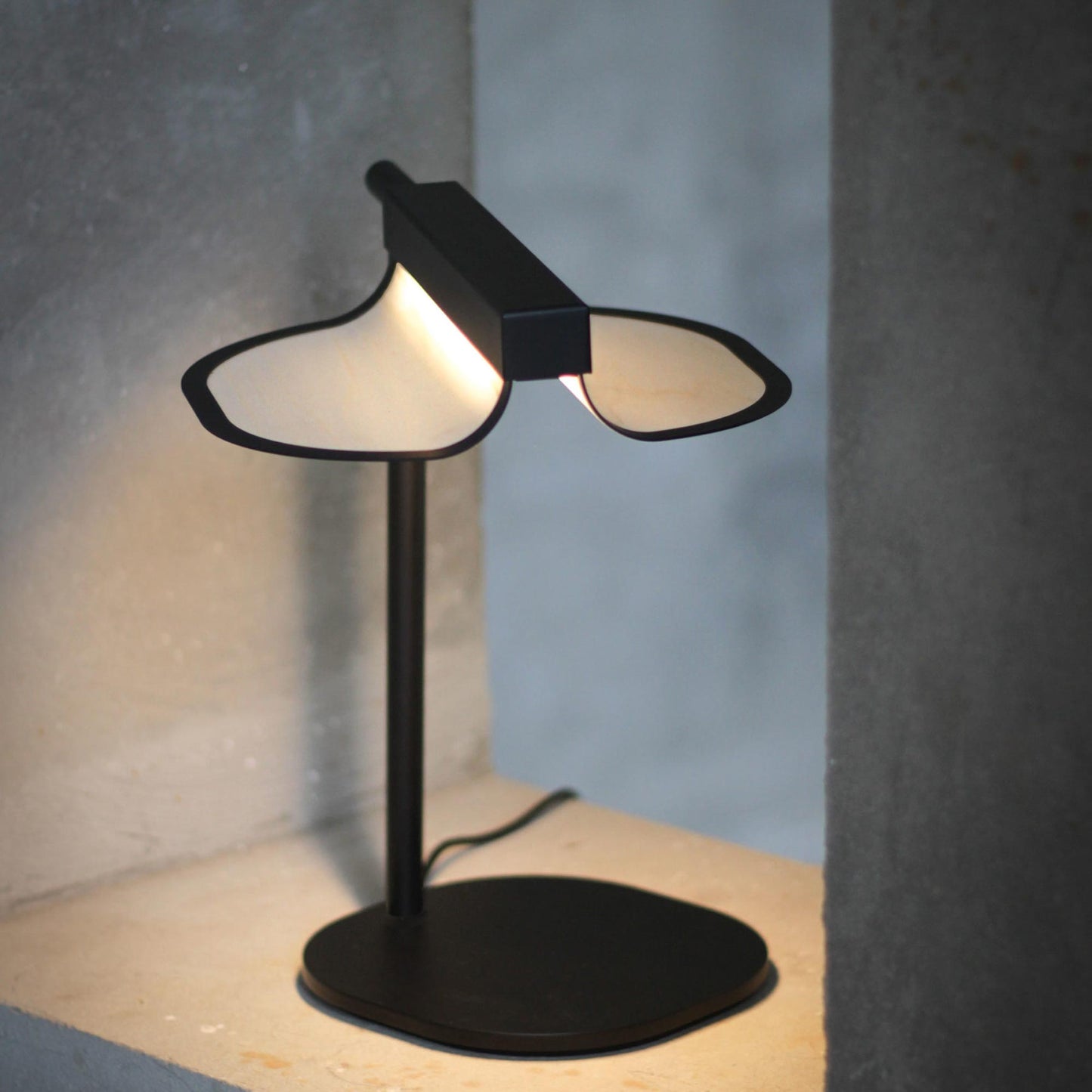Omma LED Table Lamp in Detail.
