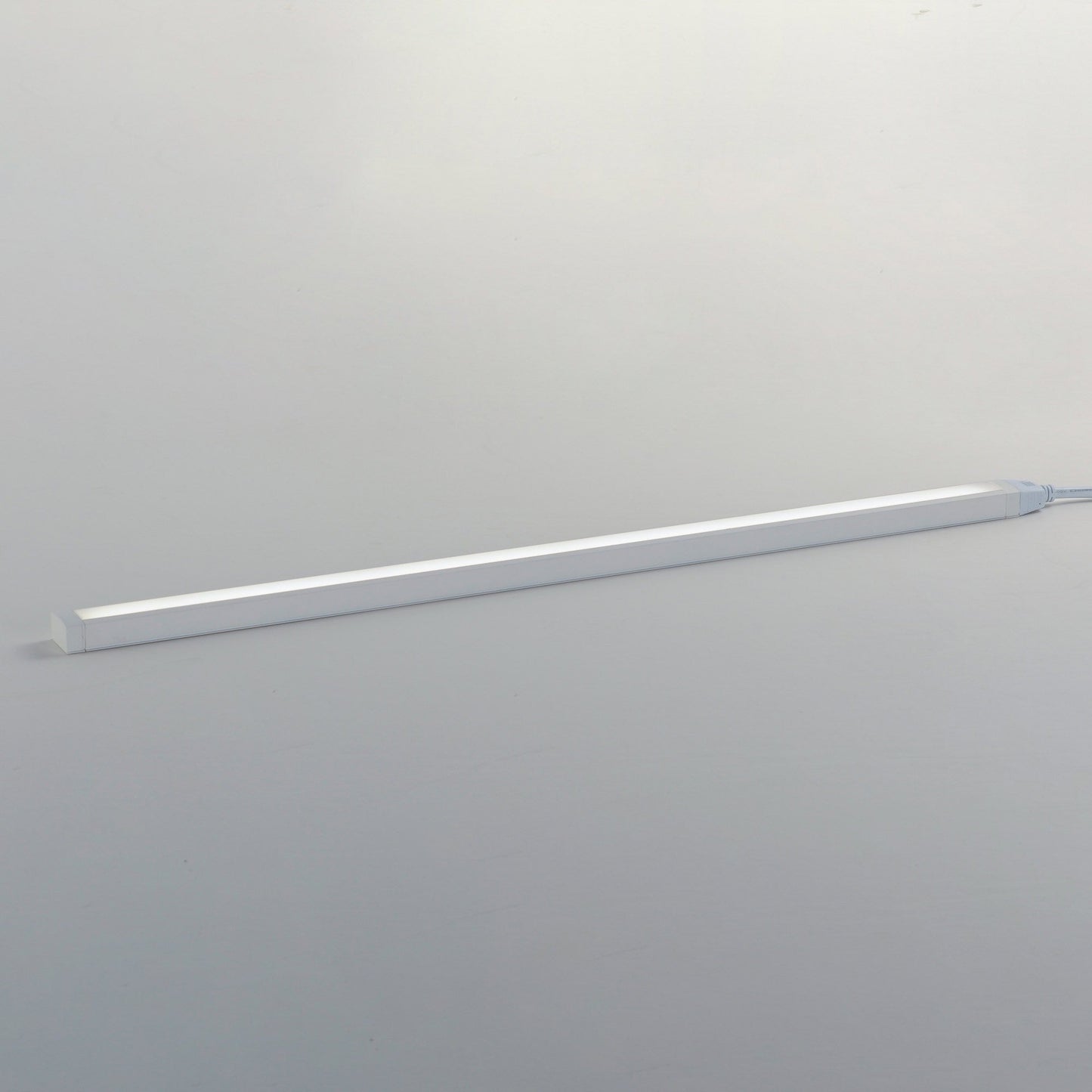 CounterMax Slim LED Tunable Undercabinet Light in Detail.