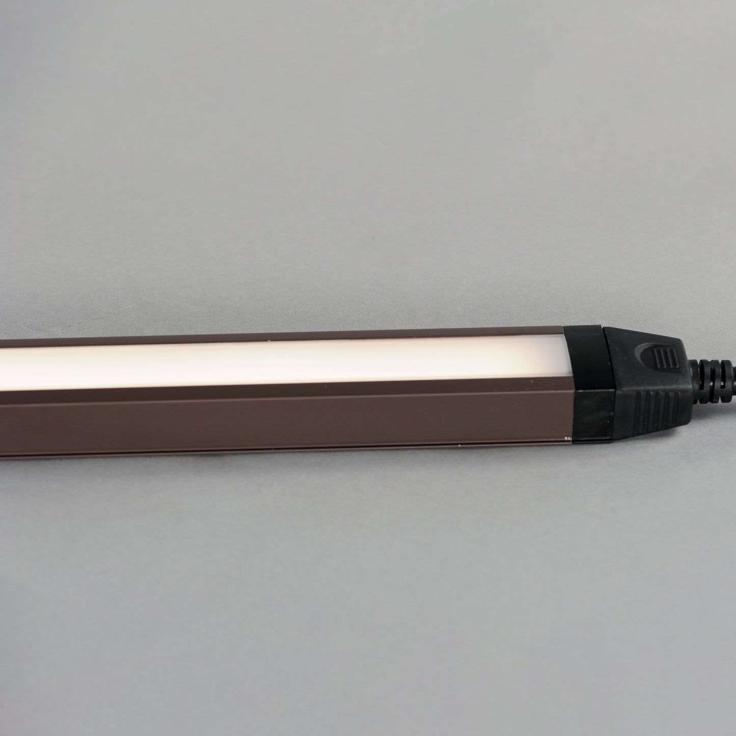 CounterMax Slim LED Tunable Undercabinet Light in Detail.