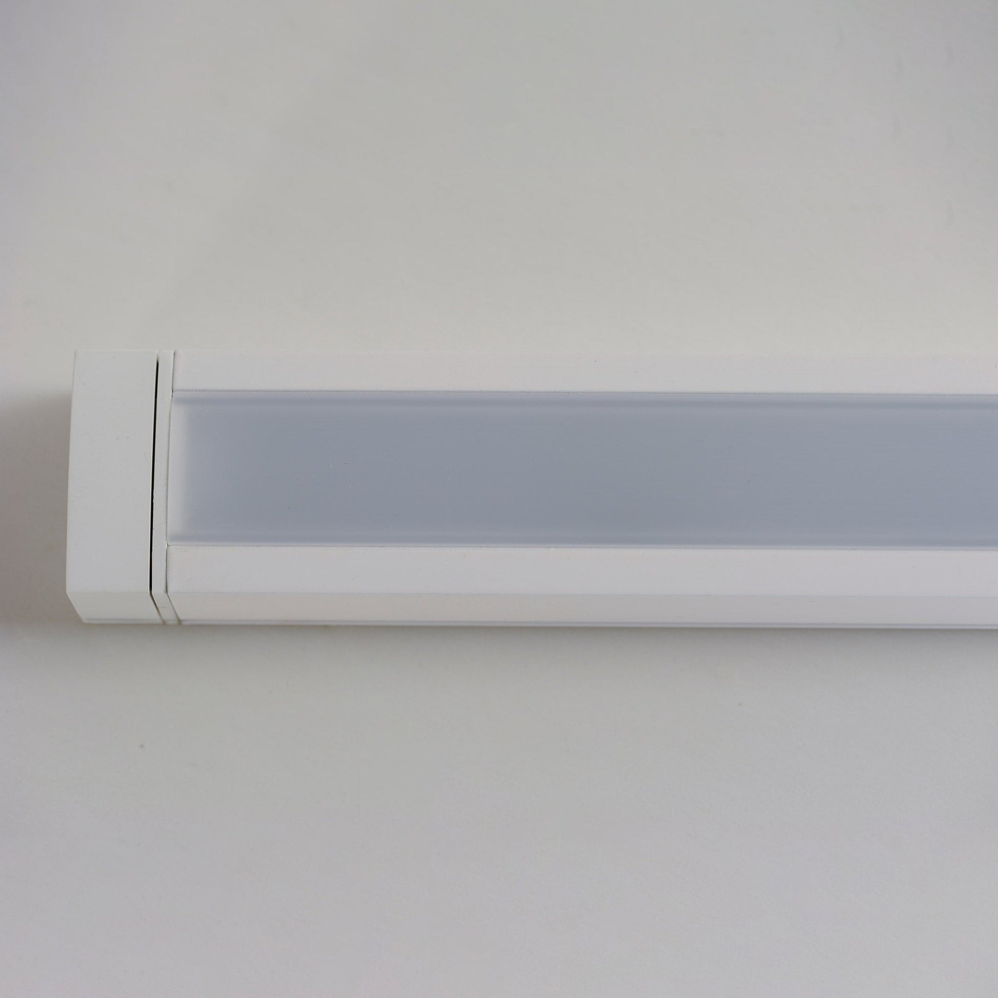 CounterMax Slim LED Tunable Undercabinet Light in Detail.