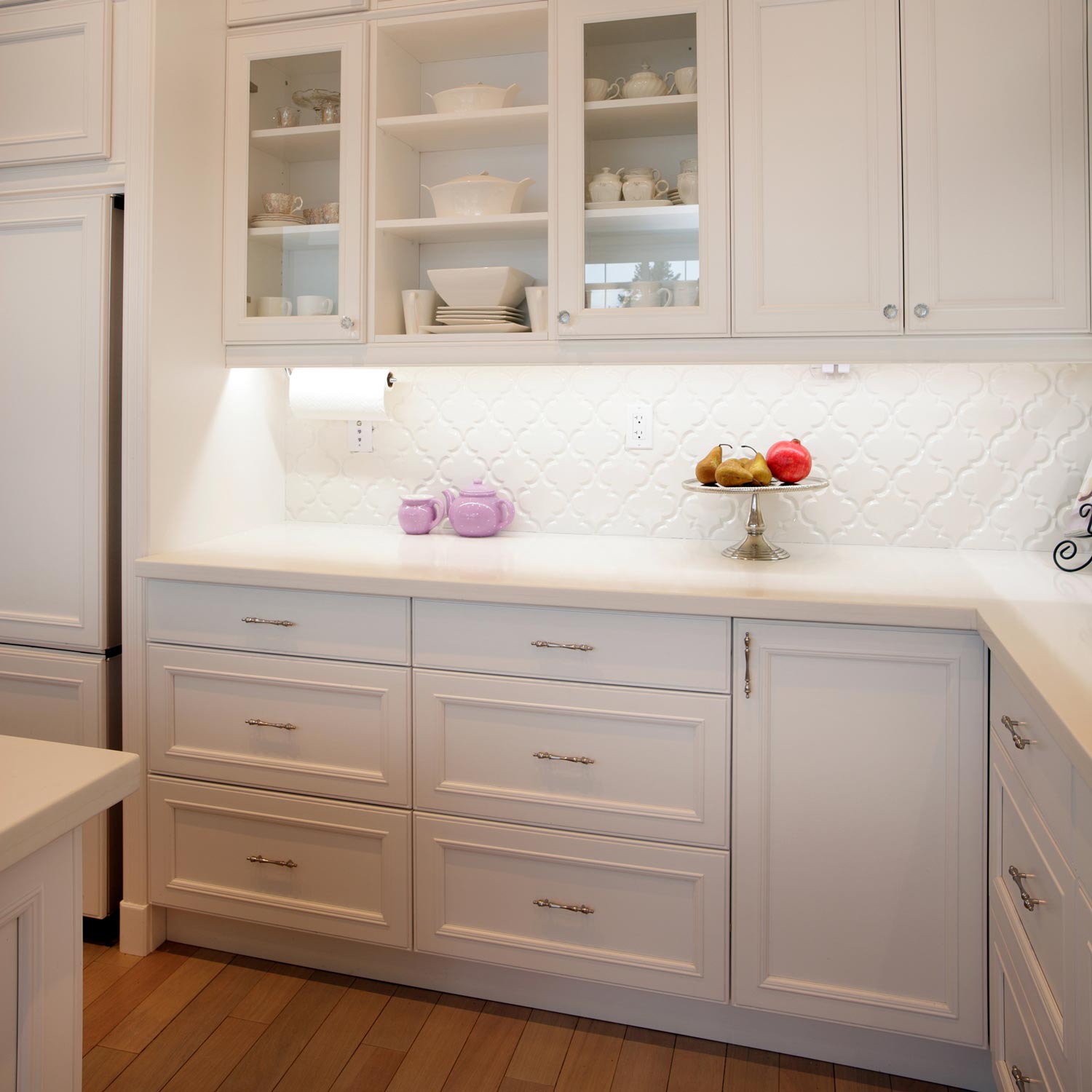 CounterMax Slim Stick LED Undercabinet Light in kitchen.