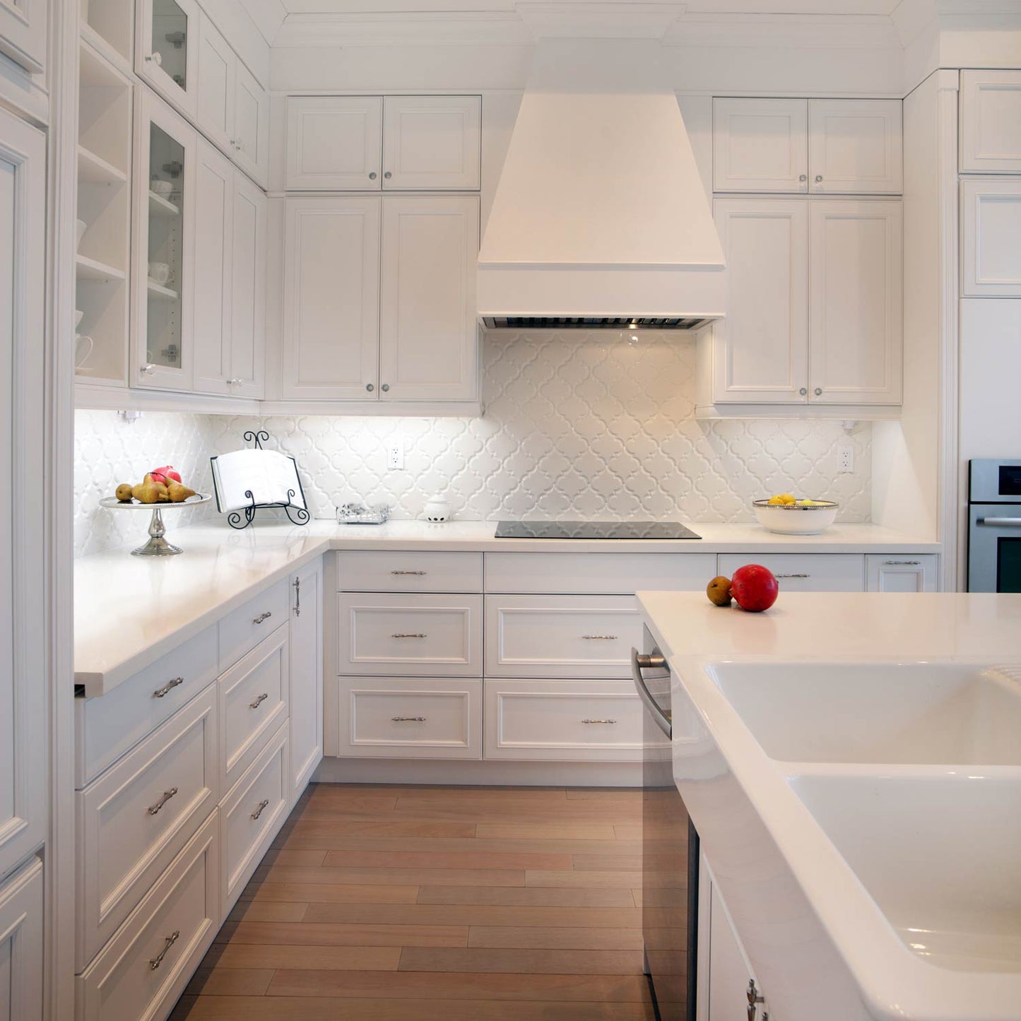 CounterMax Slim Stick LED Undercabinet Light in kitchen.