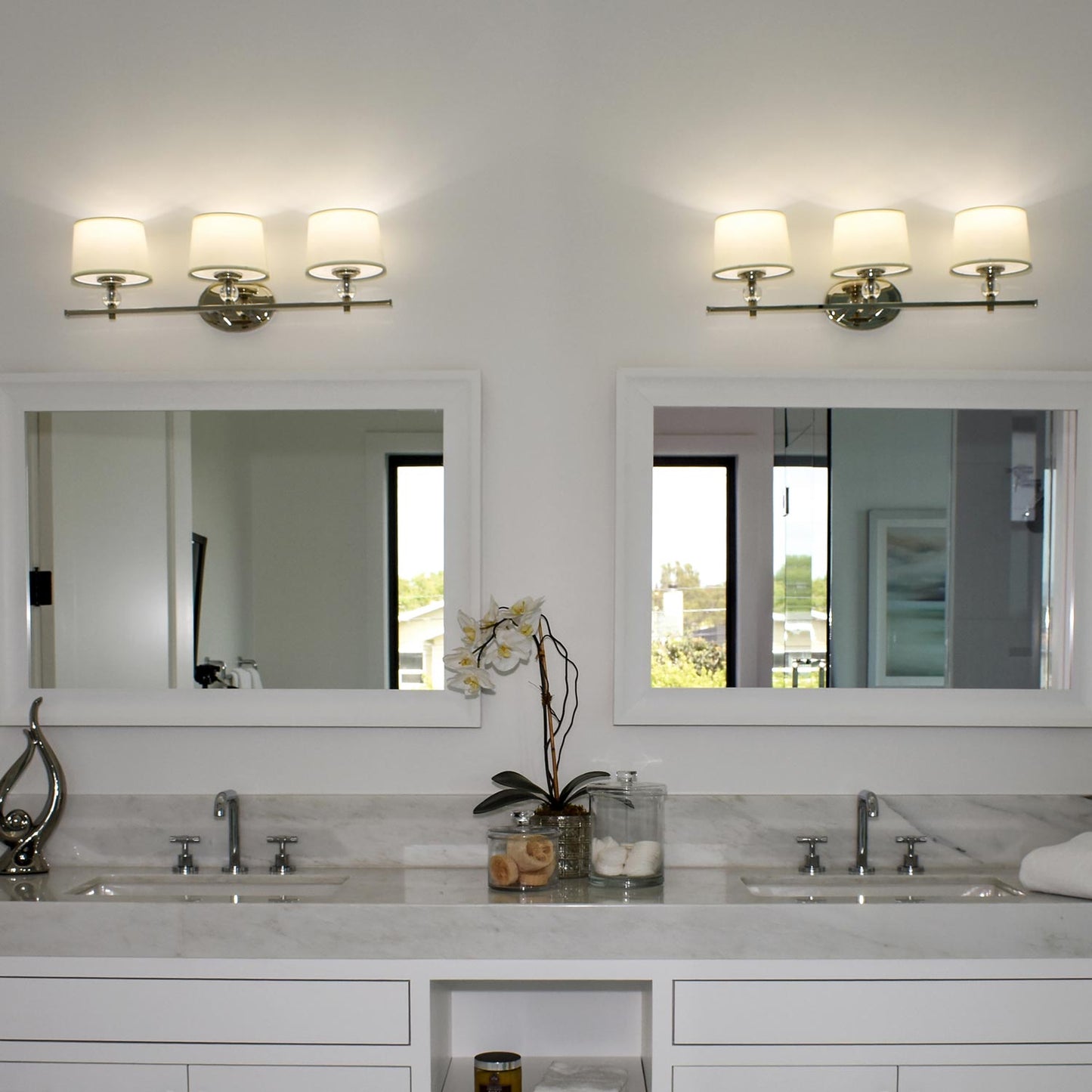 Rondo Bath Vanity Light in bathroom.