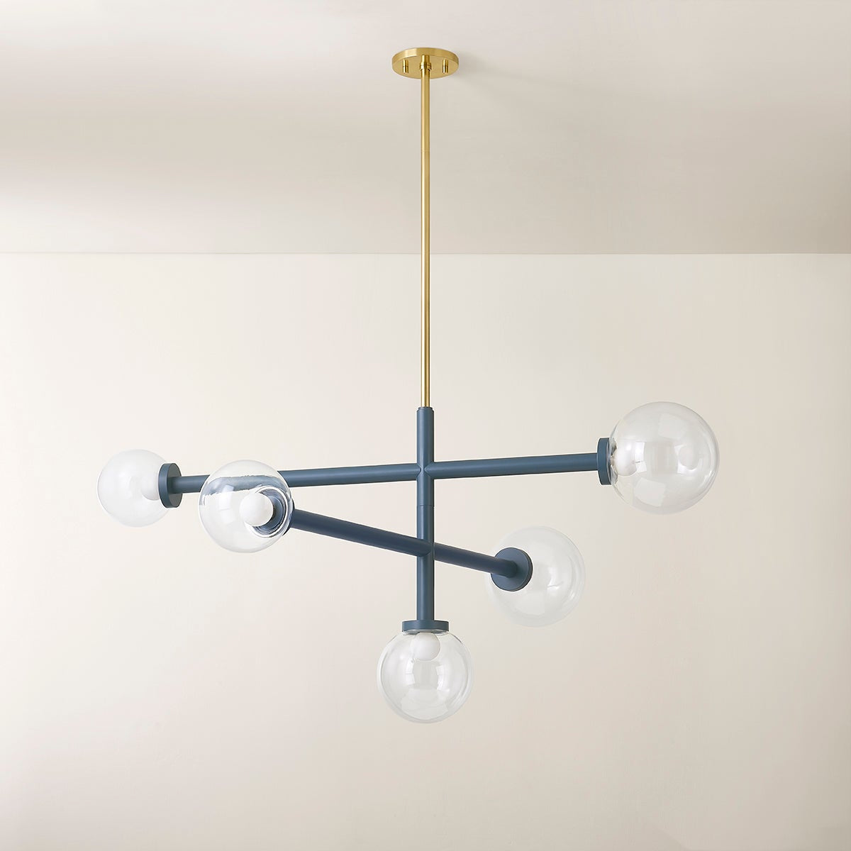 Sia Chandelier in Detail.