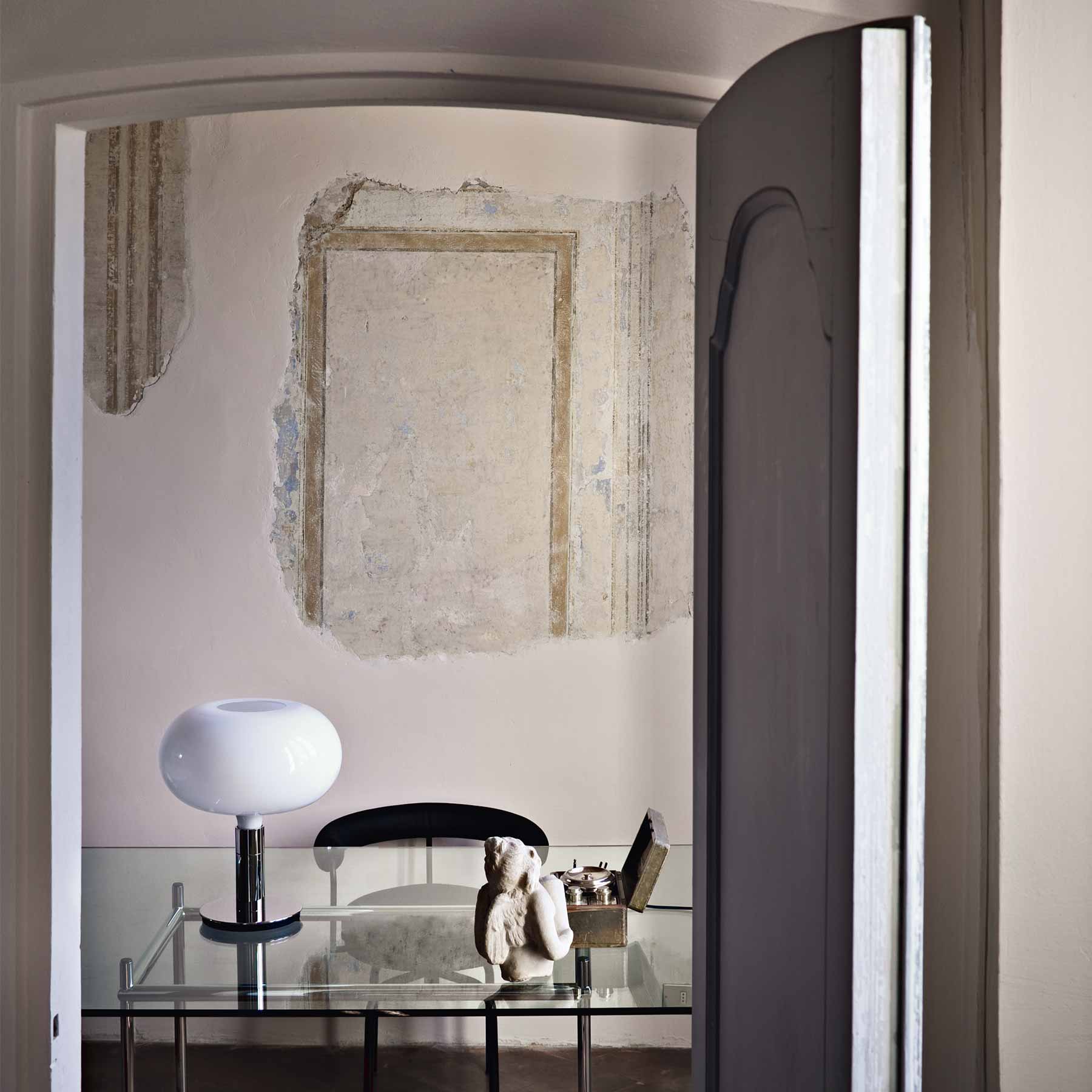 AM1N Table Lamp in living room.