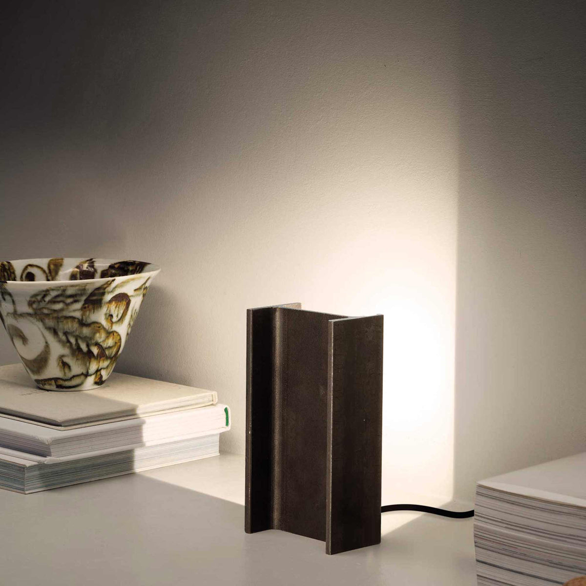 Mais Plus Que Cela Je Ne Peux Pas LED Table Lamp in living room.
