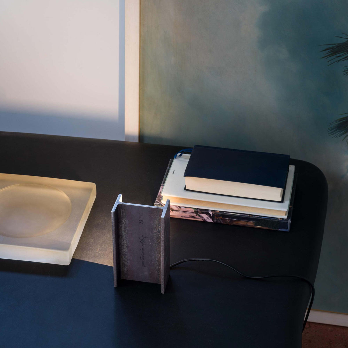 Mais Plus Que Cela Je Ne Peux Pas LED Table Lamp in living room.