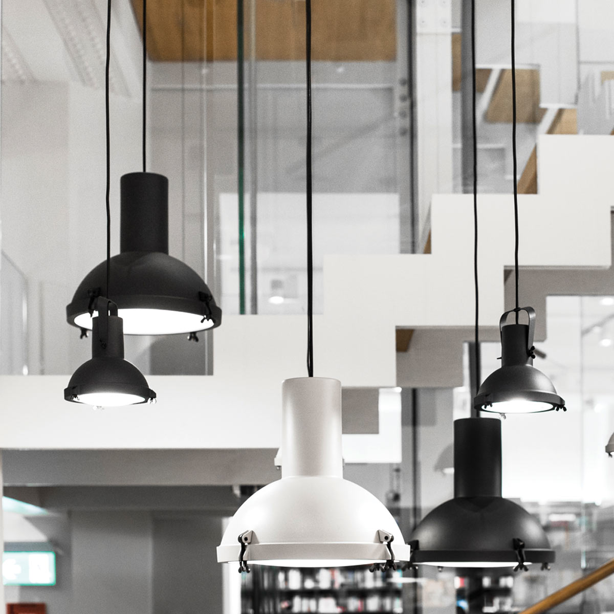 Projecteur Pendant Light in living room.