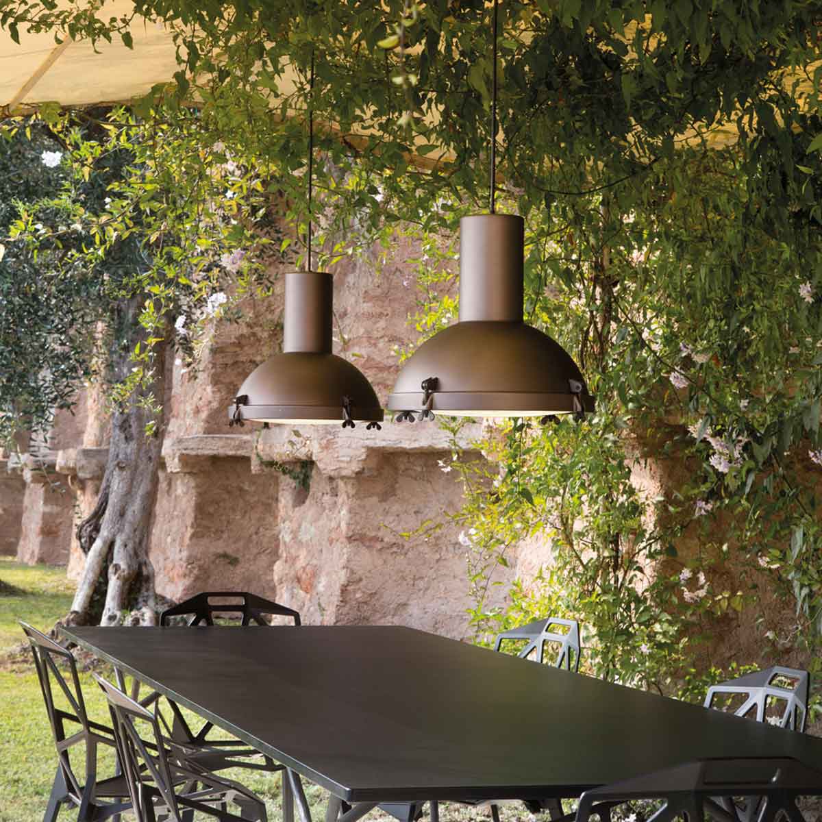 Projecteur Pendant Light in Outside area.