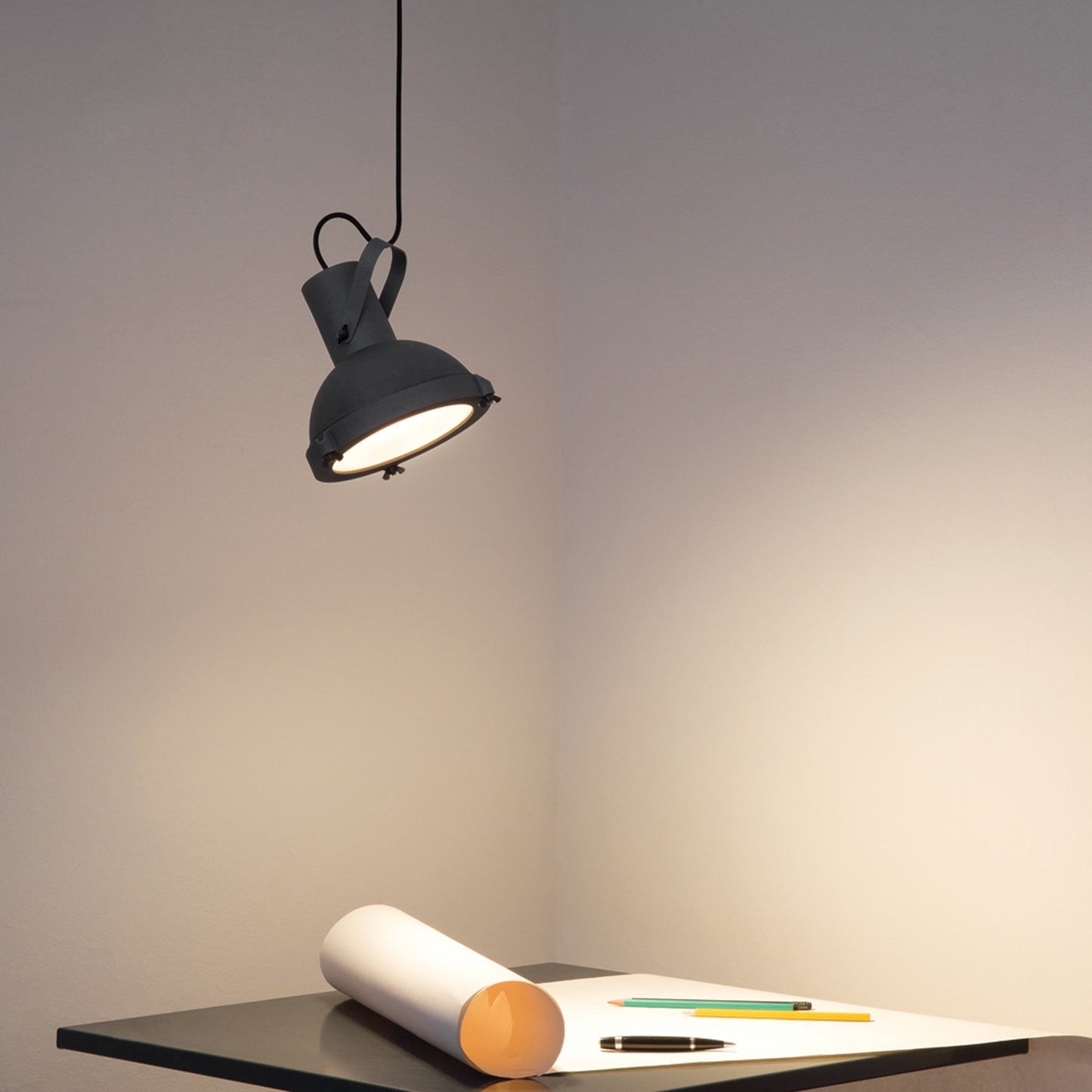 Projecteur Pendant Light in office.