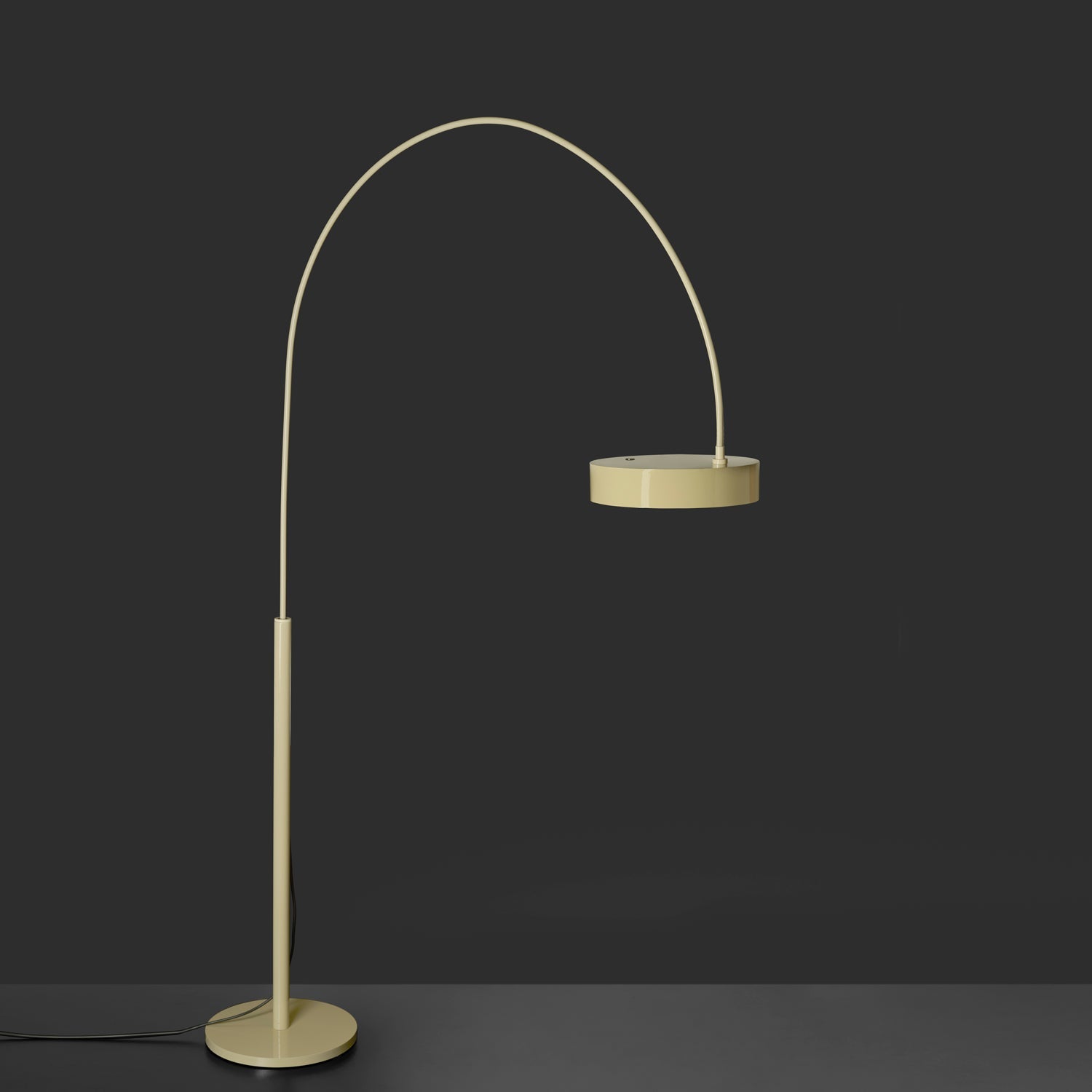 Berlin Outdoor Arched Floor Lamp in Detail.