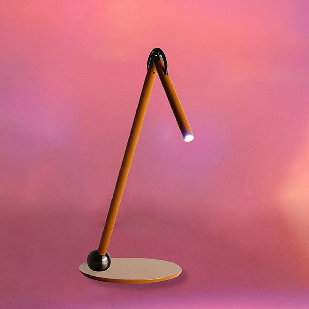 Calamaio LED Table Lamp in Detail.