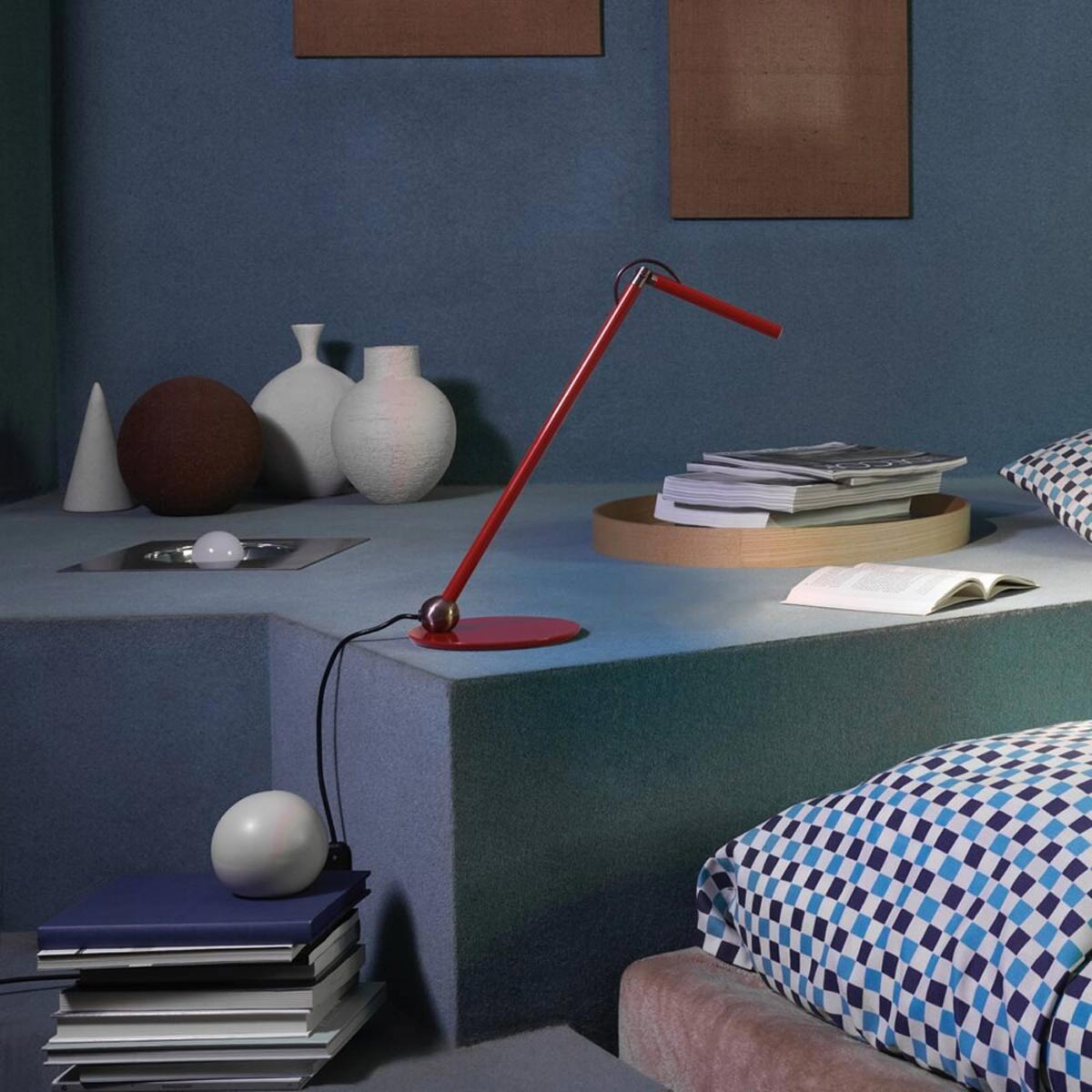 Calamaio LED Table Lamp in bedroom.