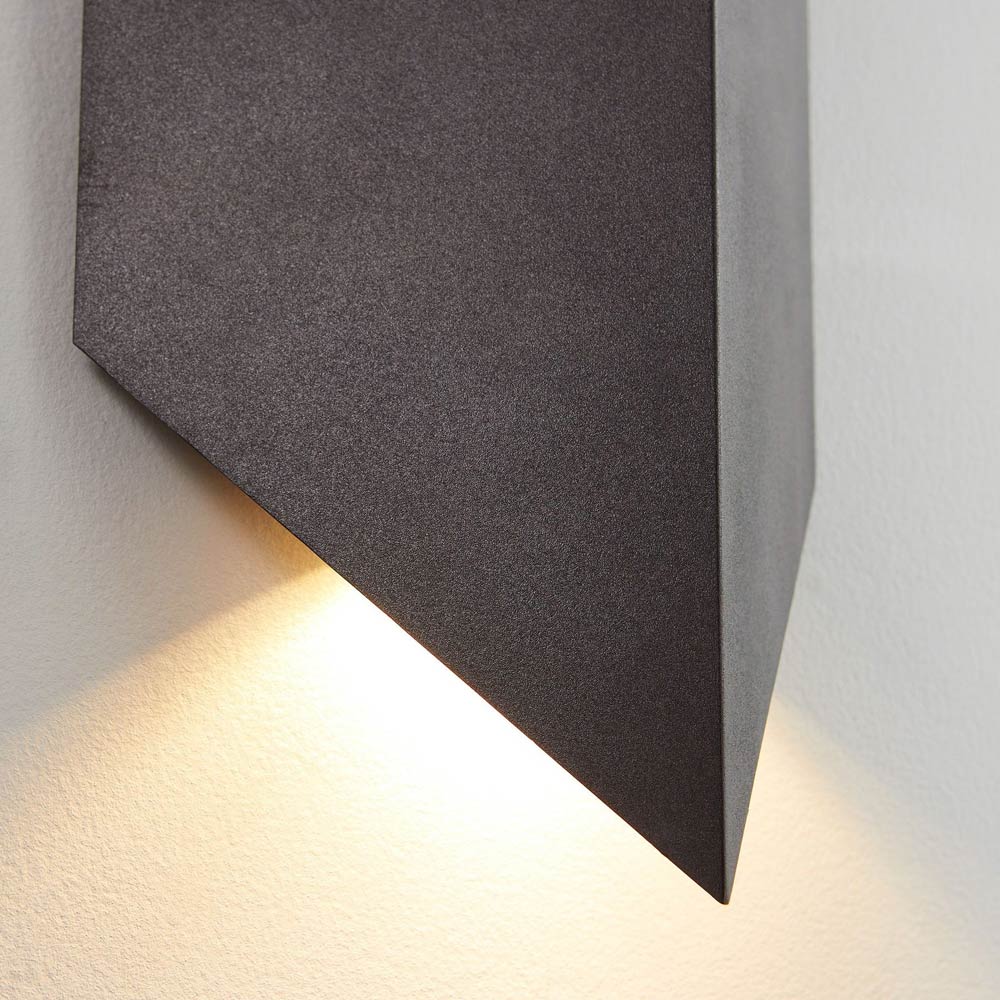 Motto Outdoor LED Wall Light in Detail.