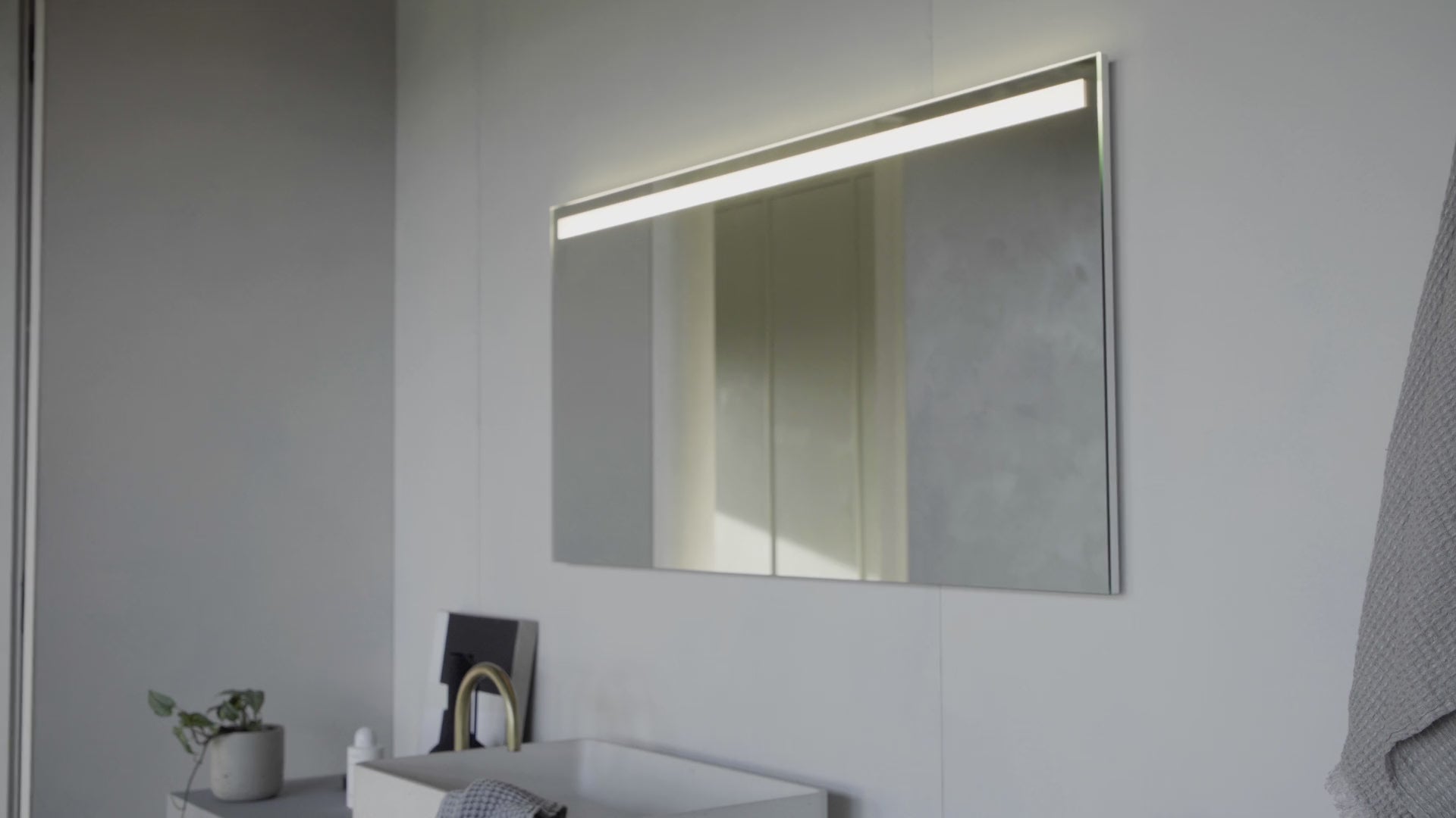Avlon LED Illuminated Mirror - Video.