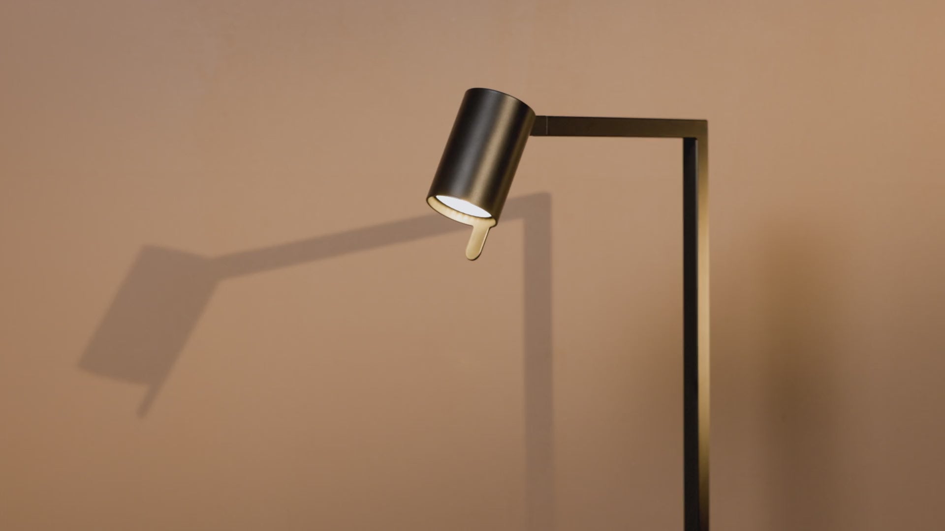 Ascoli Desk Lamp - Video.