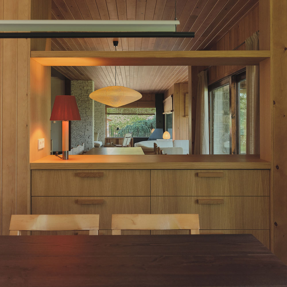 Básica M1 Table Lamp in dining room.