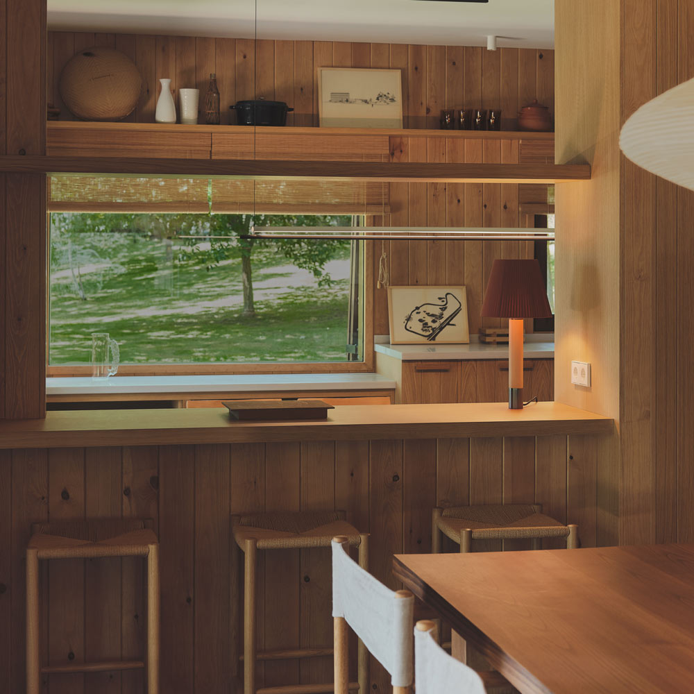 Básica M1 Table Lamp in dining room.