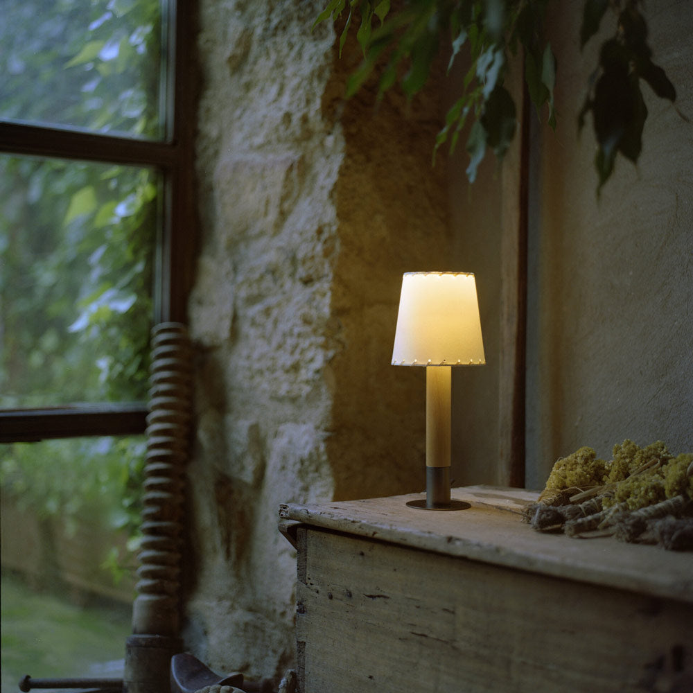 Básica Mini Table Lamp in living room.
