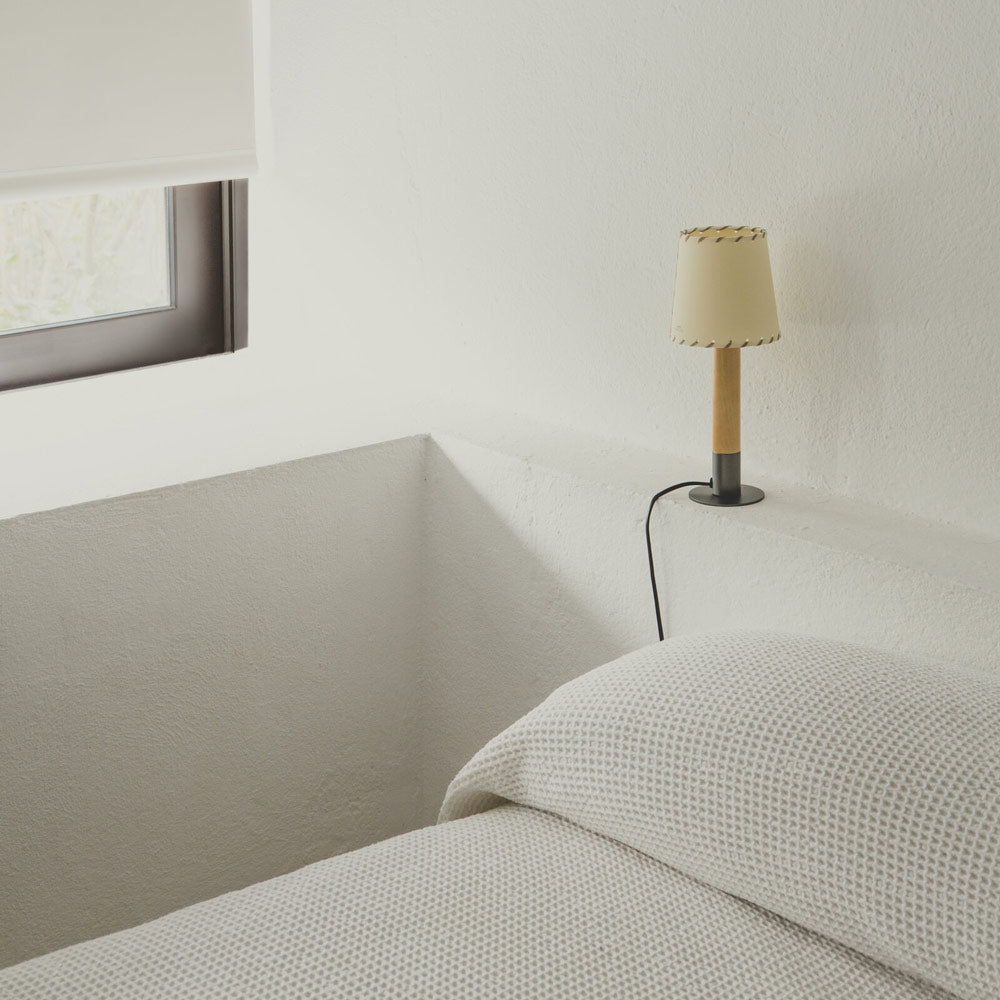 Básica Mini Table Lamp in bedroom.