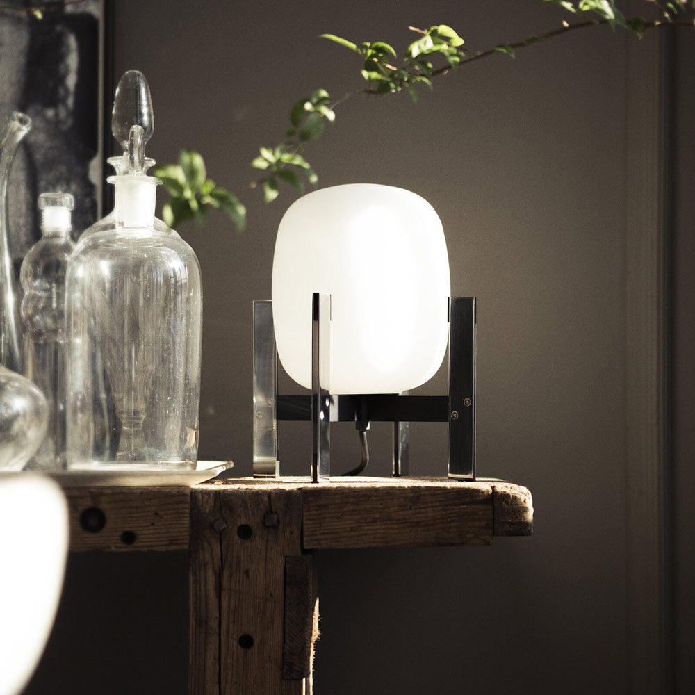 Cestita Metálica Table Lamp in Detail.