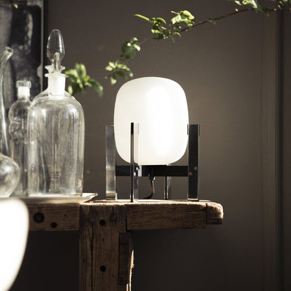 Cestita Metálica Table Lamp in Detail.