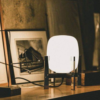 Cestita Metálica Table Lamp in Detail.
