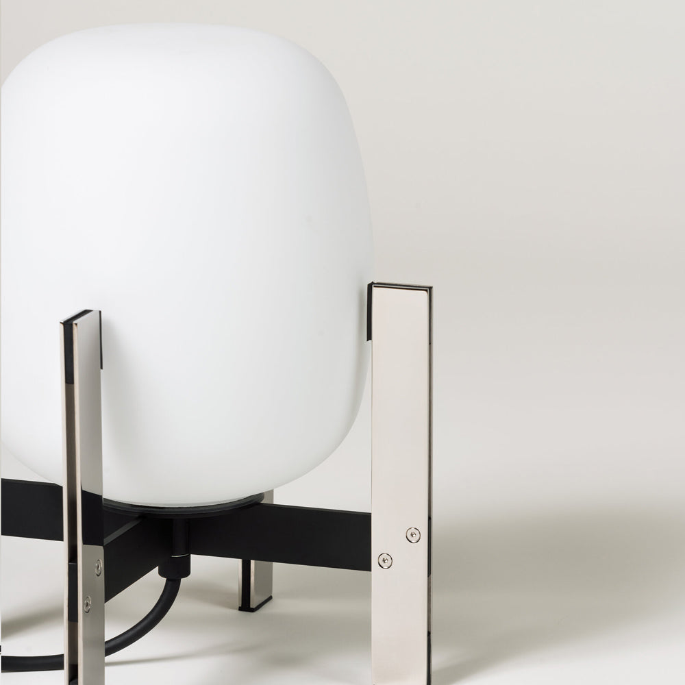 Cestita Metálica Table Lamp in Detail.