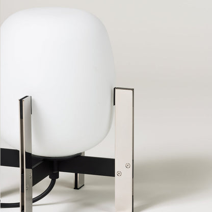 Cestita Metálica Table Lamp in Detail.