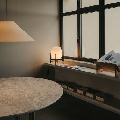 Cestita Metálica Table Lamp in living room.