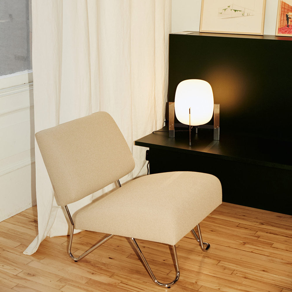 Cestita Metálica Table Lamp in living room.