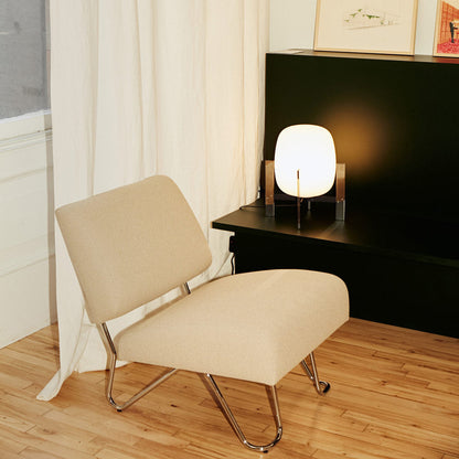 Cestita Metálica Table Lamp in living room.