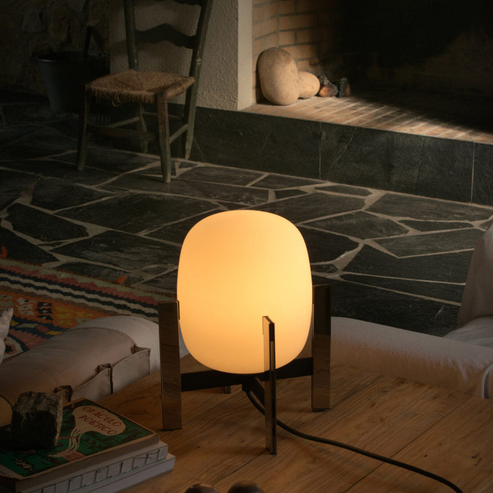 Cestita Metálica Table Lamp in living room.