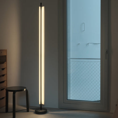 Lámina 165 LED Floor Lamp in living room.